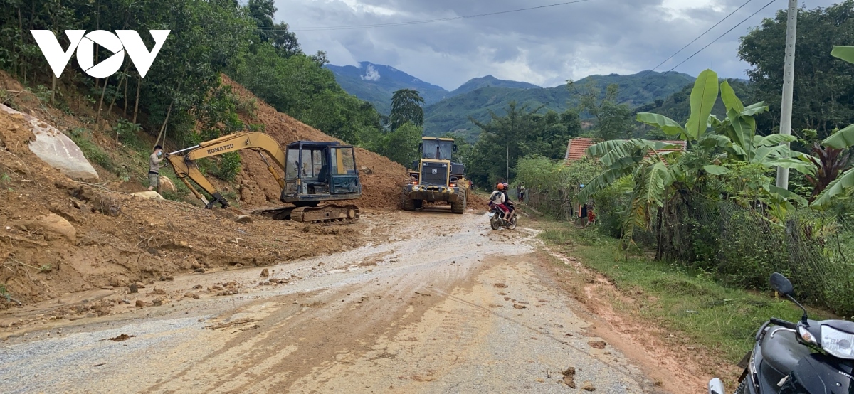 mua lon khien nhieu tuyen duong o mien trung sat lo nghiem trong hinh anh 4