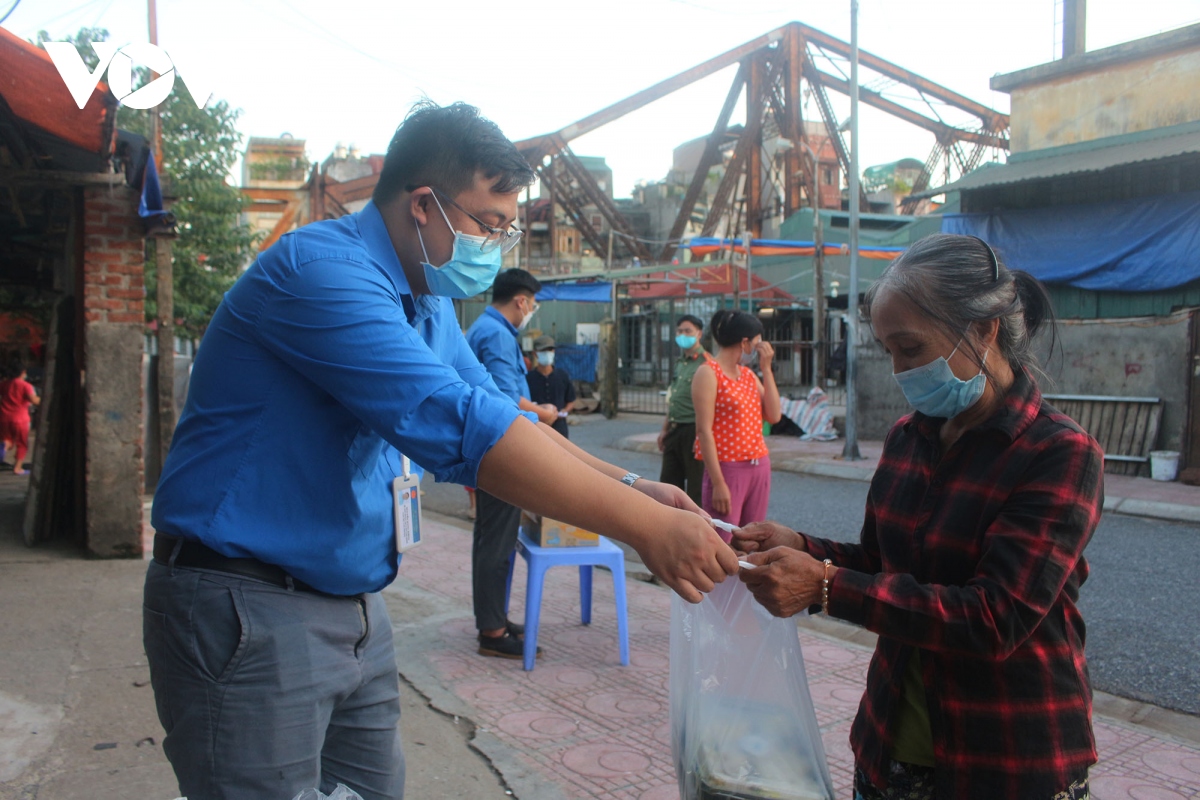 lao dong ngheo tai ha noi xuc dong khi nhan cac suat com nghia tinh hinh anh 12