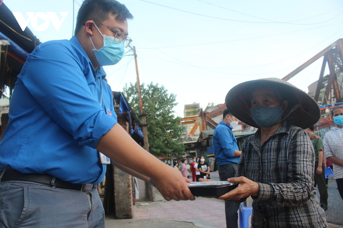 lao dong ngheo tai ha noi xuc dong khi nhan cac suat com nghia tinh hinh anh 6