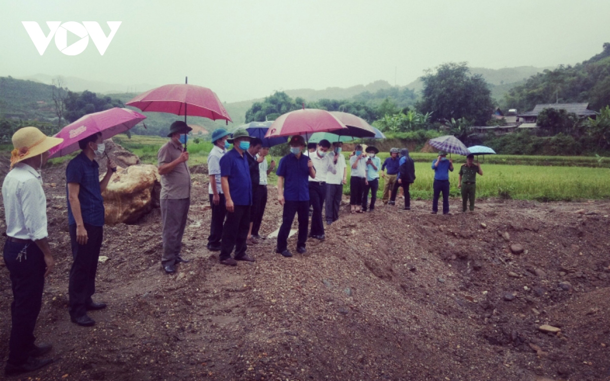 son la kiem tra viec khai thac vang trai phep tren suoi nam hua hinh anh 1