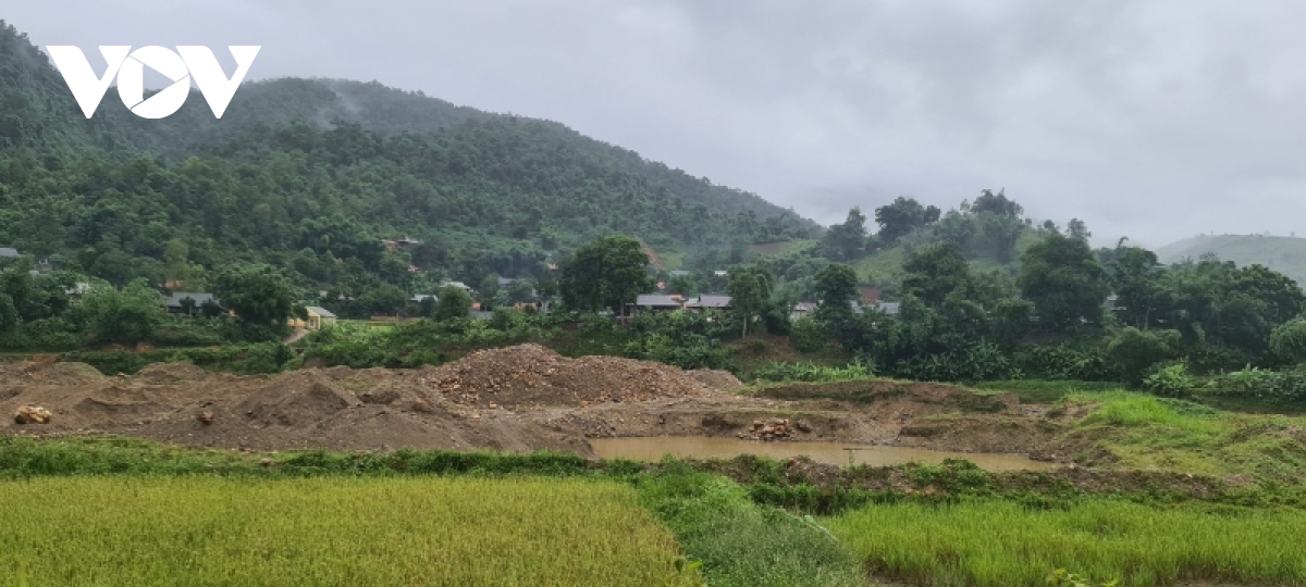 son la kiem tra viec khai thac vang trai phep tren suoi nam hua hinh anh 2