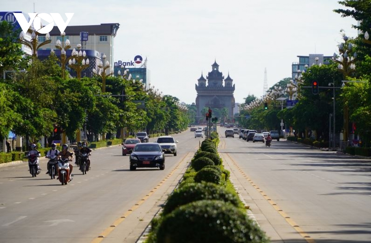 lao se uu tien cho du khach den tu viet nam sau khi nuoc nay mo cua hinh anh 1