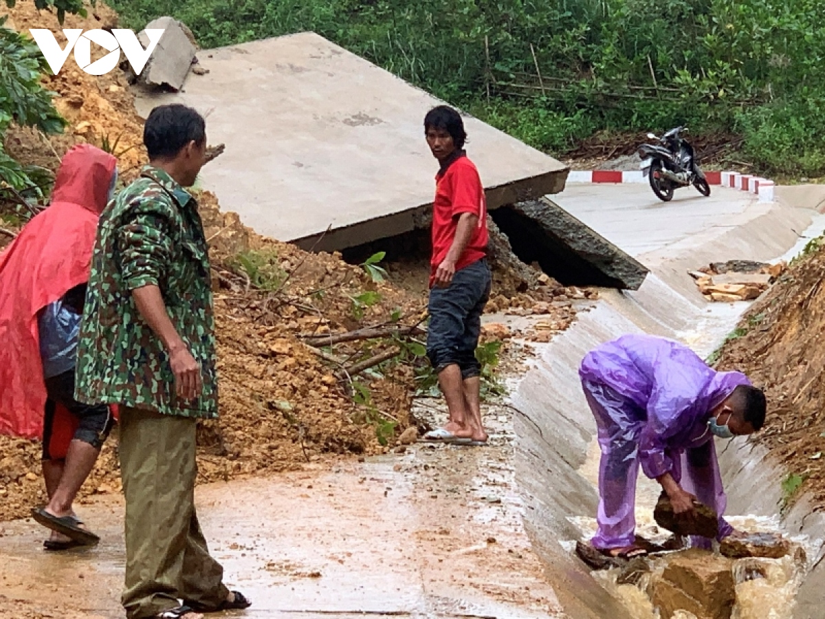 quang ngai khan truong khoi phuc giao thong, ung pho dot mua lu moi hinh anh 1