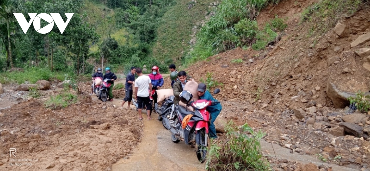 quang ngai khan truong khoi phuc giao thong, ung pho dot mua lu moi hinh anh 4