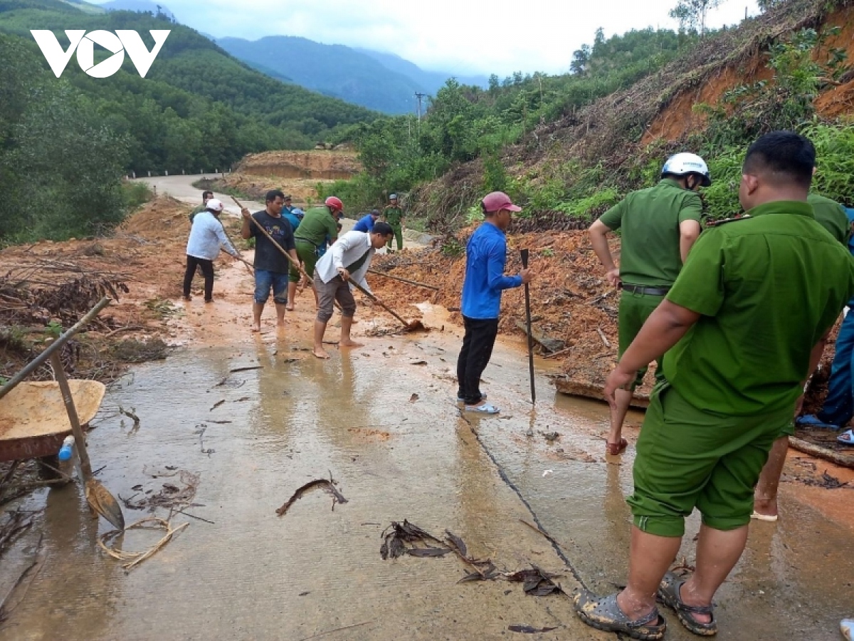 quang ngai khan truong khoi phuc giao thong, ung pho dot mua lu moi hinh anh 7