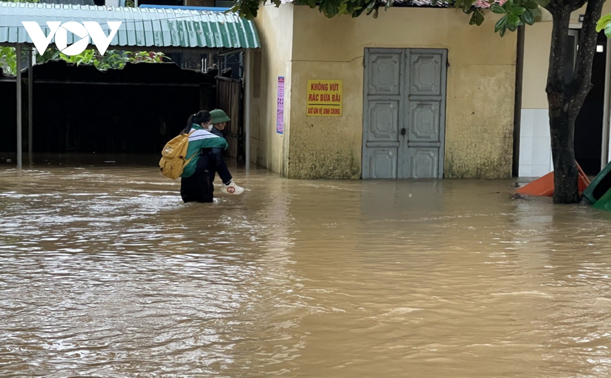 tp Dong ha ngap nang, giai cuu hang tram hoc sinh ra khoi truong hinh anh 5