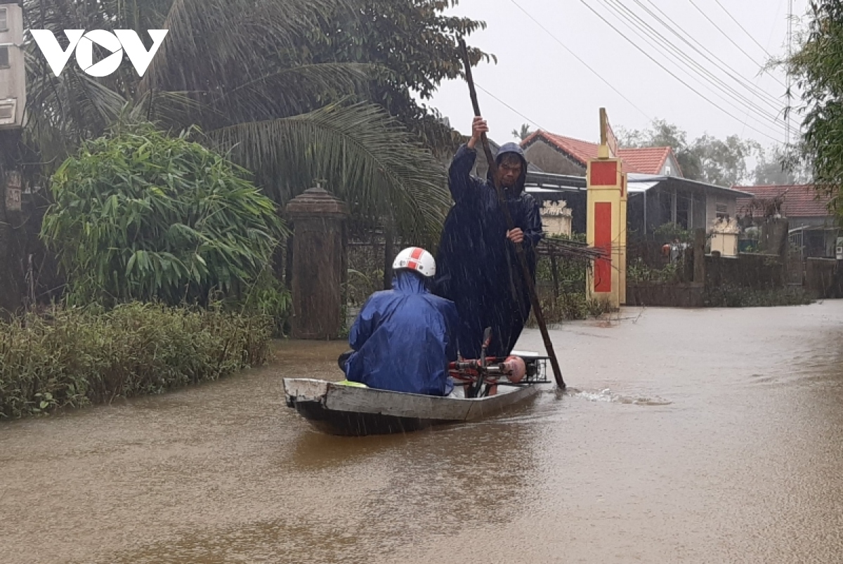  mua lon gay ngap mot so noi o thua thien - hue, dan dung thuyen di lai tren duong hinh anh 1