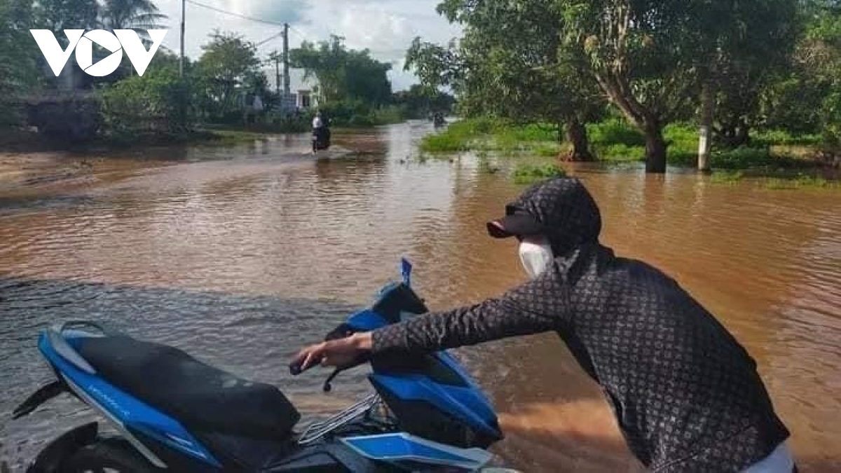 mua lon gay ngap lut, chia cat nhieu khu dan cu o Dak Dak hinh anh 3