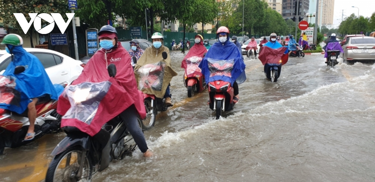 nhieu tuyen pho tai ha noi ngap sau, nguoi dan loi nuoc di lam dau tuan hinh anh 8