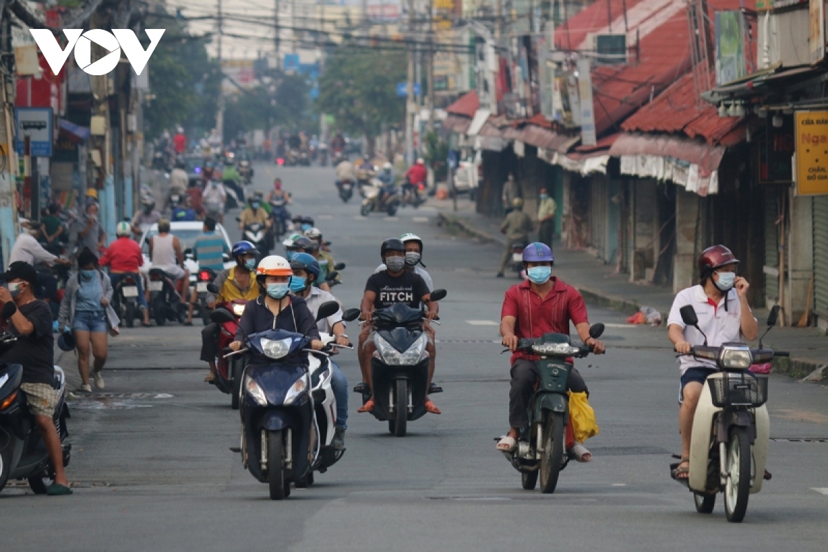 tp.hcm dong duc, nhon nhip trong ngay dau binh thuong moi hinh anh 12