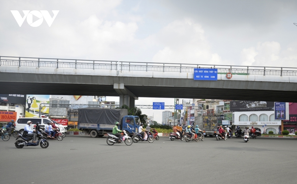 tp.hcm dong duc, nhon nhip trong ngay dau binh thuong moi hinh anh 7