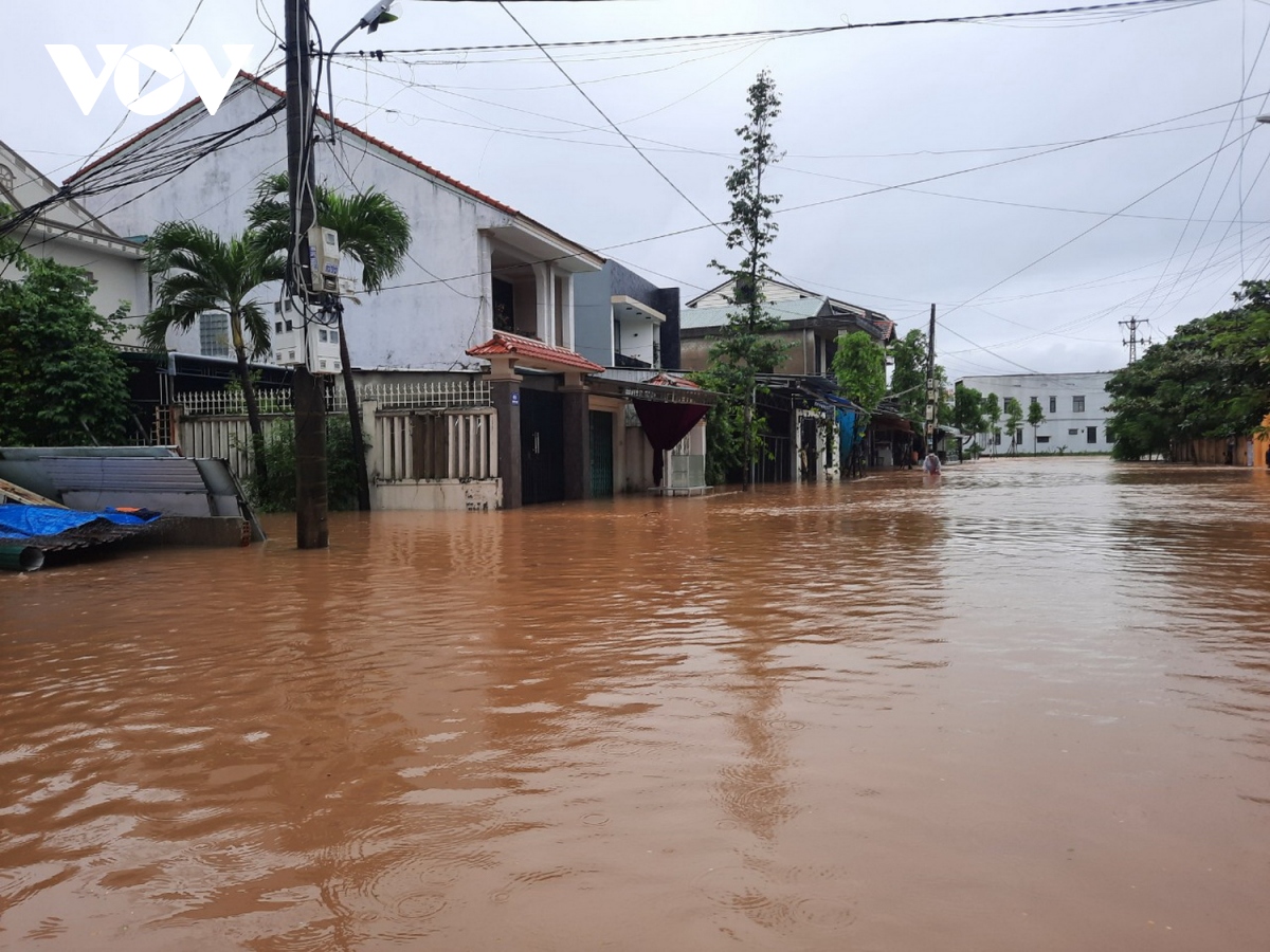 tp Dong ha ngap nang, giai cuu hang tram hoc sinh ra khoi truong hinh anh 9