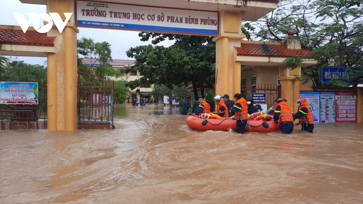 tp Dong ha ngap nang, giai cuu hang tram hoc sinh ra khoi truong hinh anh 1