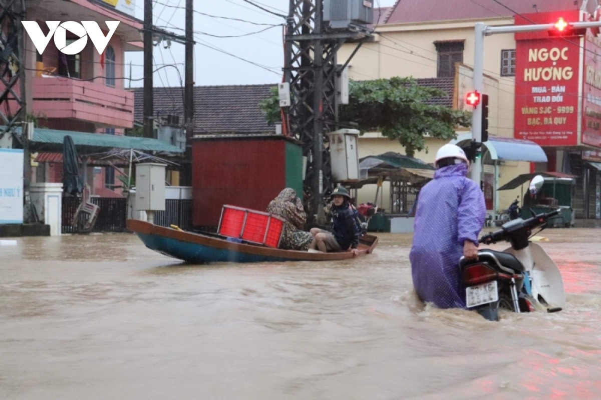 nuoc lu o quang binh len nhanh, pho bien thanh song, nguoi dan cheo ghe tren duong hinh anh 6