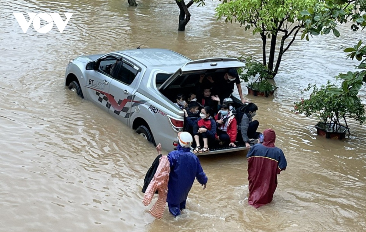 tp Dong ha ngap nang, giai cuu hang tram hoc sinh ra khoi truong hinh anh 6