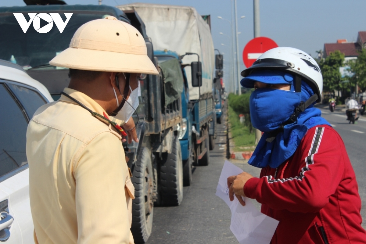 hang ngan nguoi ket tai cac chot kiem soat giua quang nam va Da nang hinh anh 2