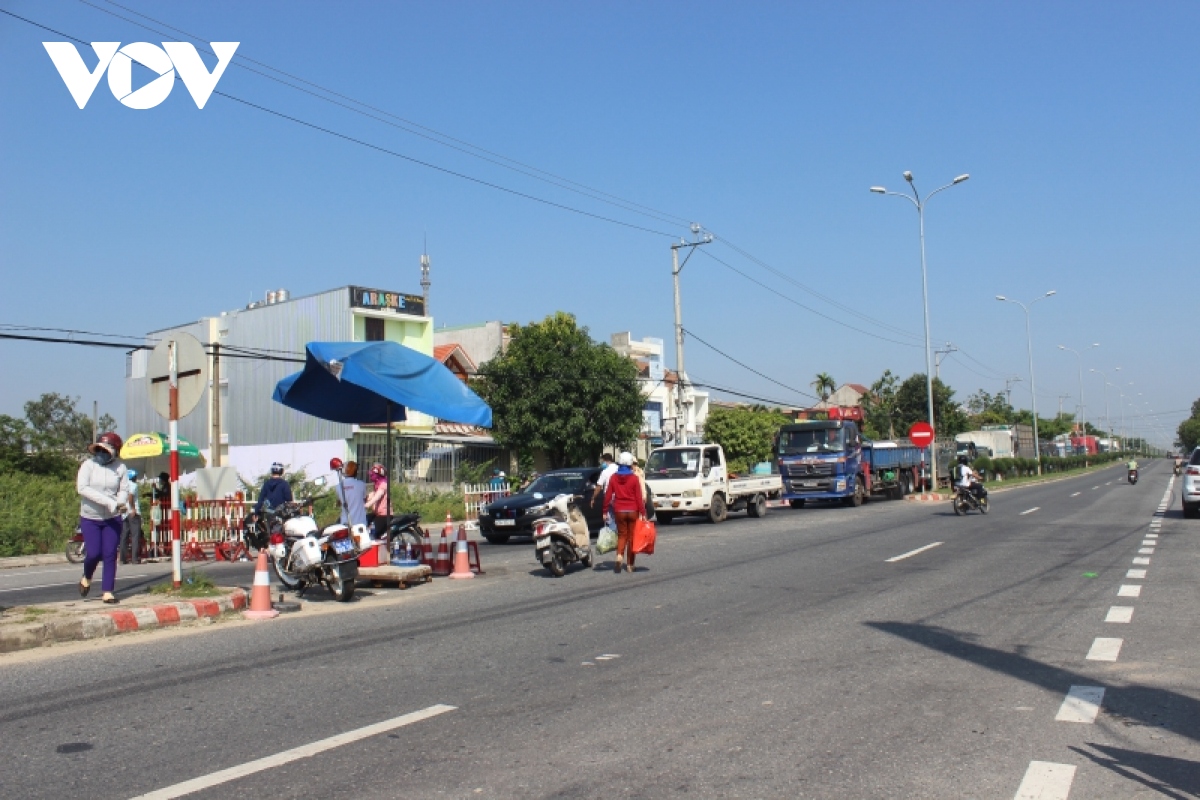 hang ngan nguoi ket tai cac chot kiem soat giua quang nam va Da nang hinh anh 1