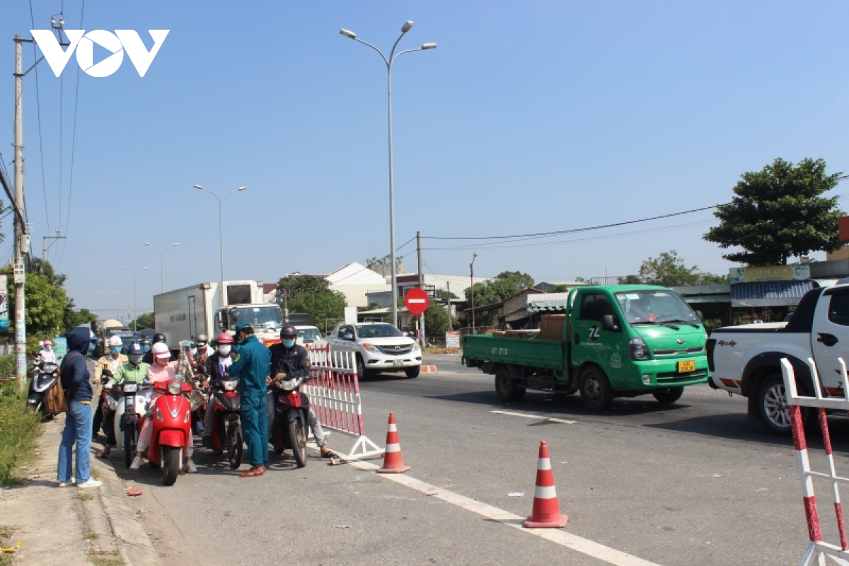 hang ngan nguoi ket tai cac chot kiem soat giua quang nam va Da nang hinh anh 6