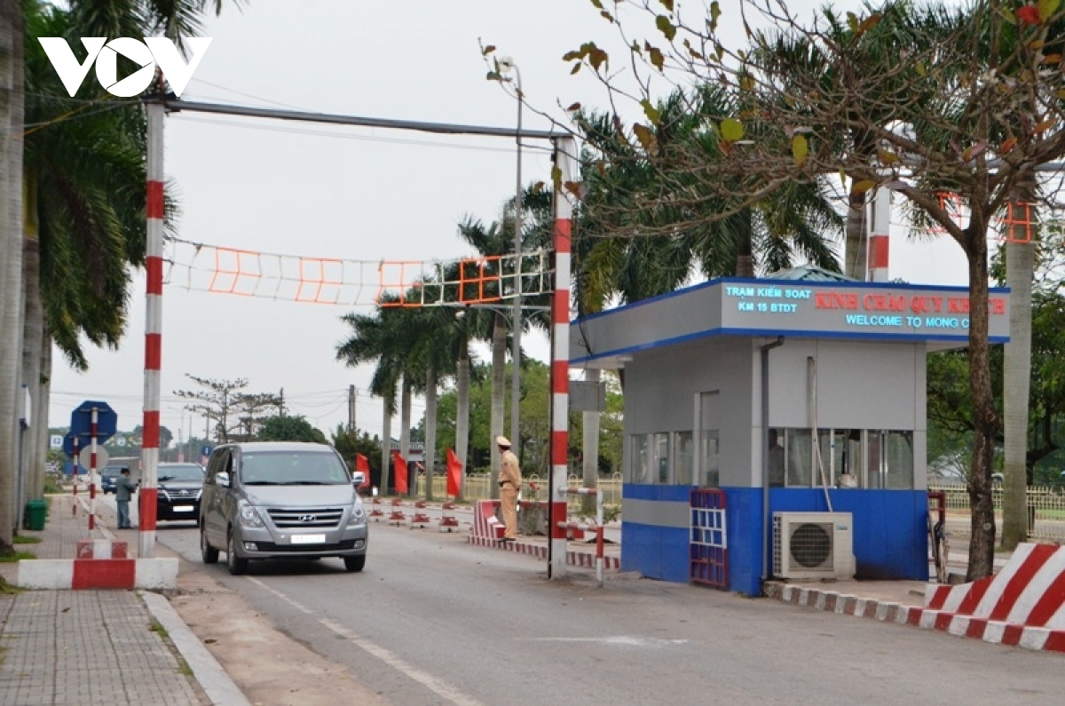 quang ninh go bo test nhanh o tram kiem soat km 15 - ben tau dan tien hinh anh 1