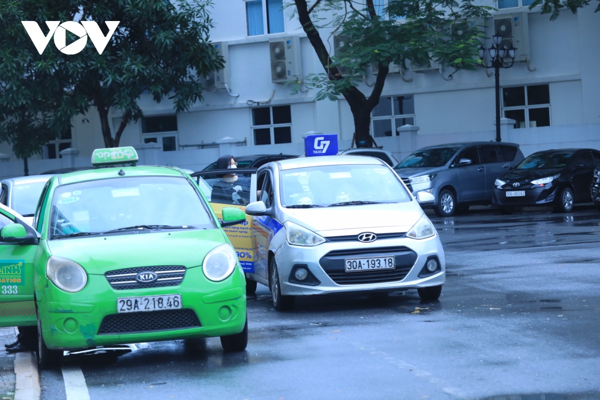 xe buyt, taxi ha noi vang khach trong ngay dau hoat dong tro lai hinh anh 17