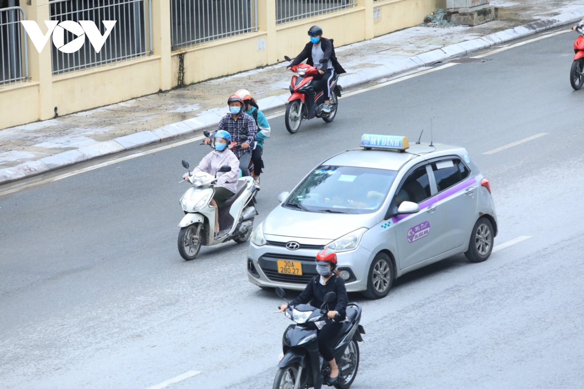 xe buyt, taxi ha noi vang khach trong ngay dau hoat dong tro lai hinh anh 18