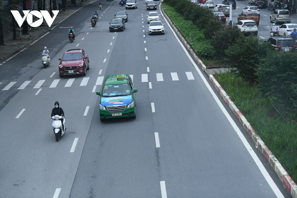 xe buyt, taxi ha noi vang khach trong ngay dau hoat dong tro lai hinh anh 19