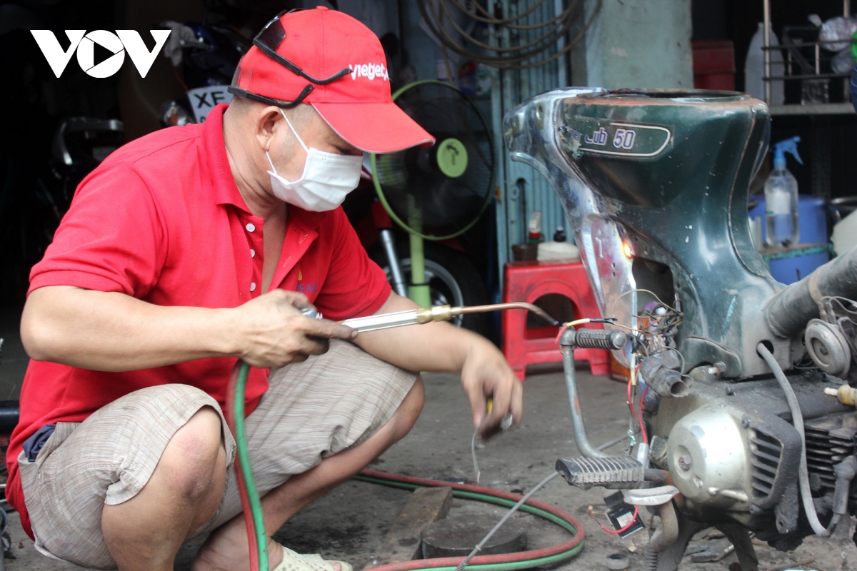Các tiệm sửa xe máy tấp nập 2 ngày cuối tuần ở TP.HCM | VOV.VN