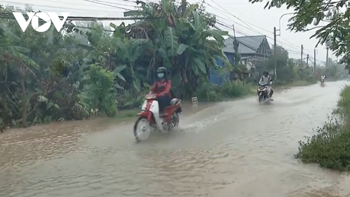 trieu cuong dang cao gay ngap nhieu tuyen duong trong noi o tinh vinh long hinh anh 1