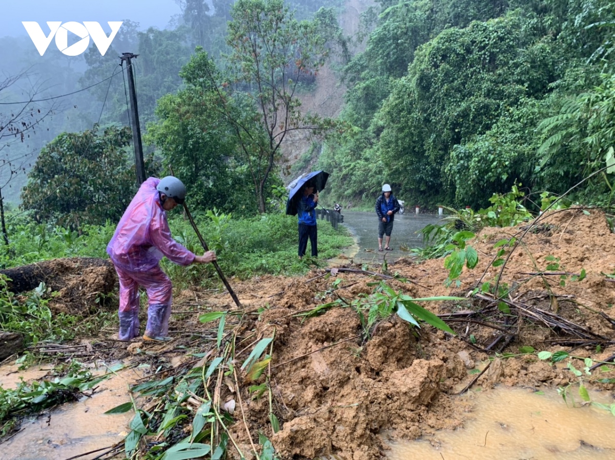 khac phuc sat lo tren duong ho chi minh nhanh tay qua huyen a luoi hinh anh 8