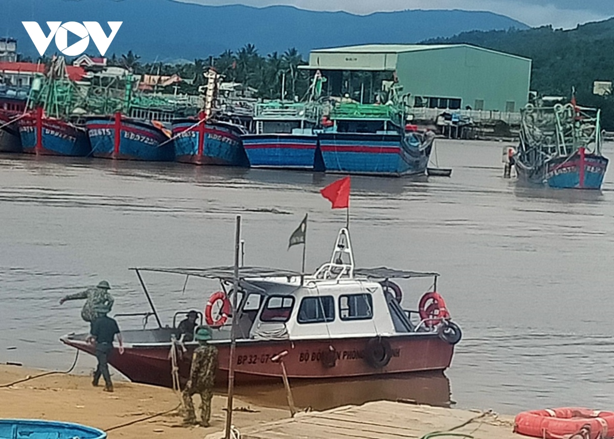 song bien danh lat thuyen, ngu dan bi cuon troi, mat tich hinh anh 2