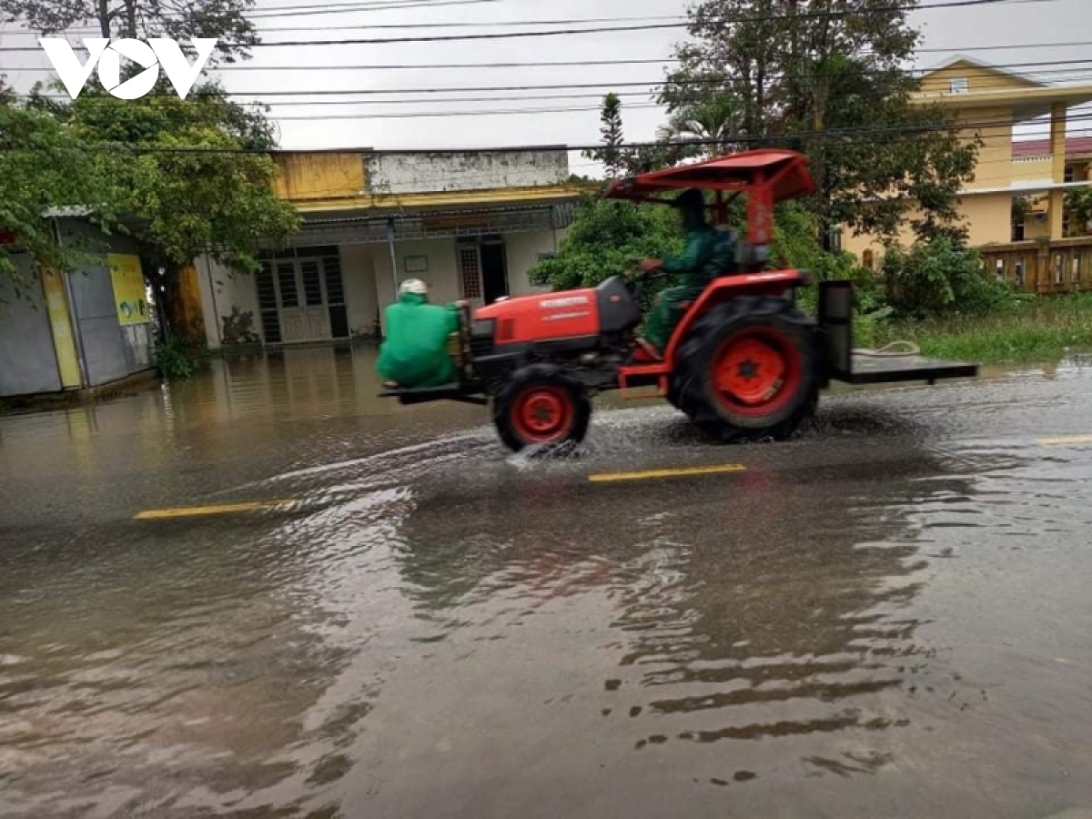 Nhiều vùng thấp trũng ngập sâu, gây chia cắt do mưa lũ ở Thừa Thiên Huế