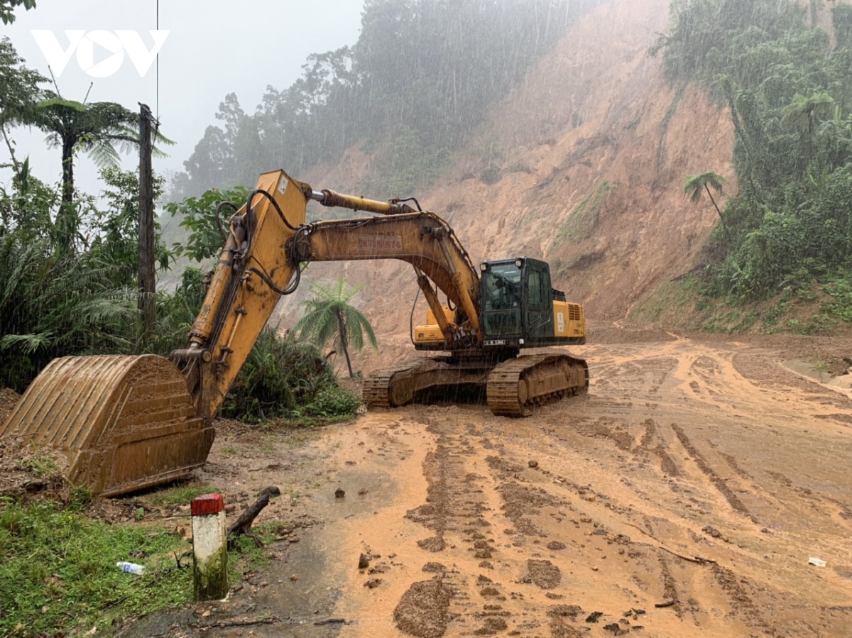 khac phuc sat lo tren duong ho chi minh nhanh tay qua huyen a luoi hinh anh 2