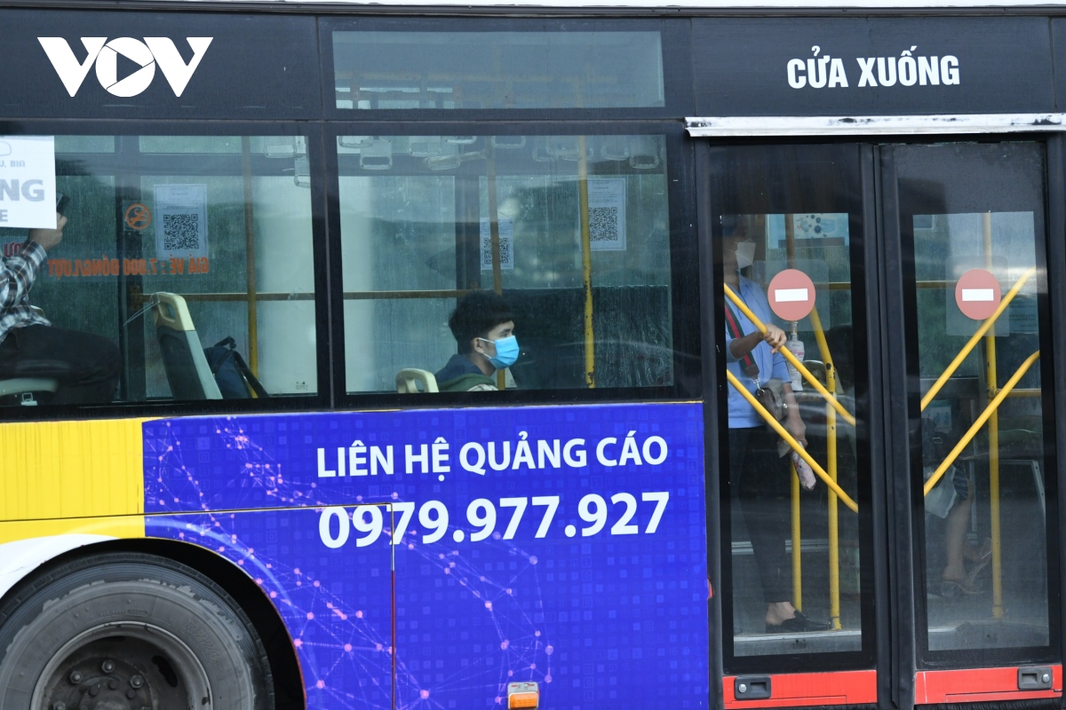 xe buyt, taxi ha noi vang khach trong ngay dau hoat dong tro lai hinh anh 13