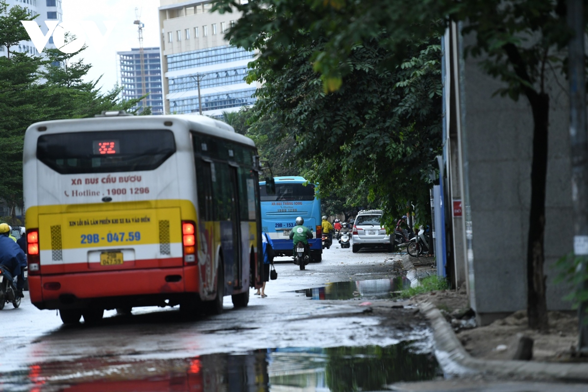 xe buyt, taxi ha noi vang khach trong ngay dau hoat dong tro lai hinh anh 14