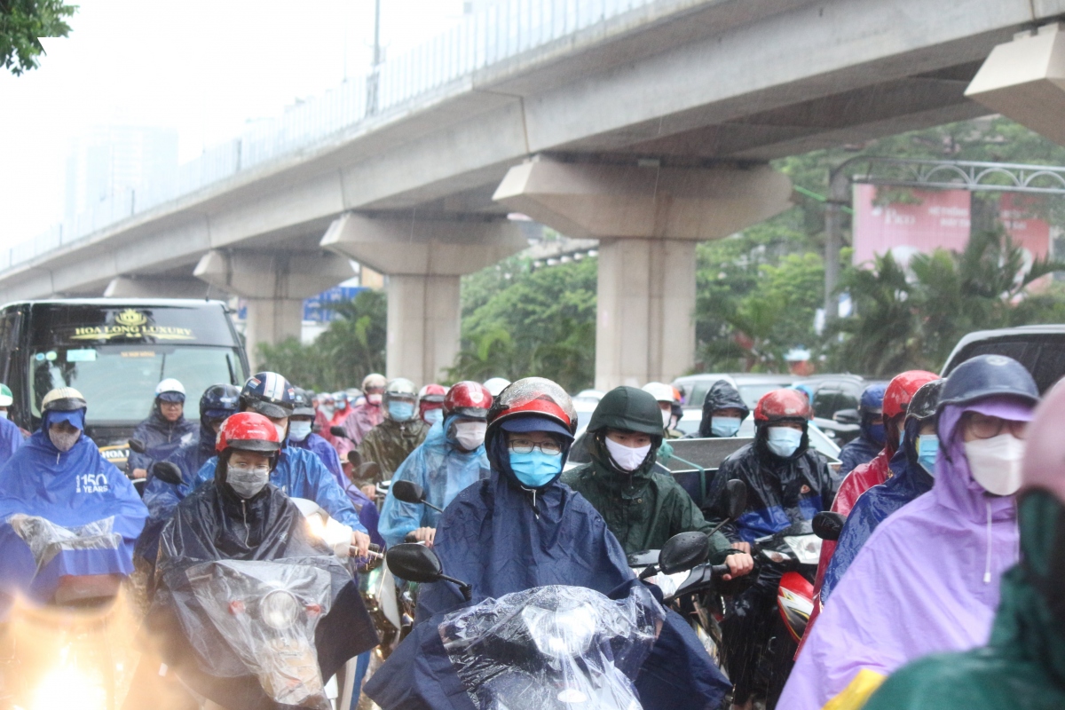 mua lon, duong pho o ha noi un tac keo dai trong sang dau tuan hinh anh 5