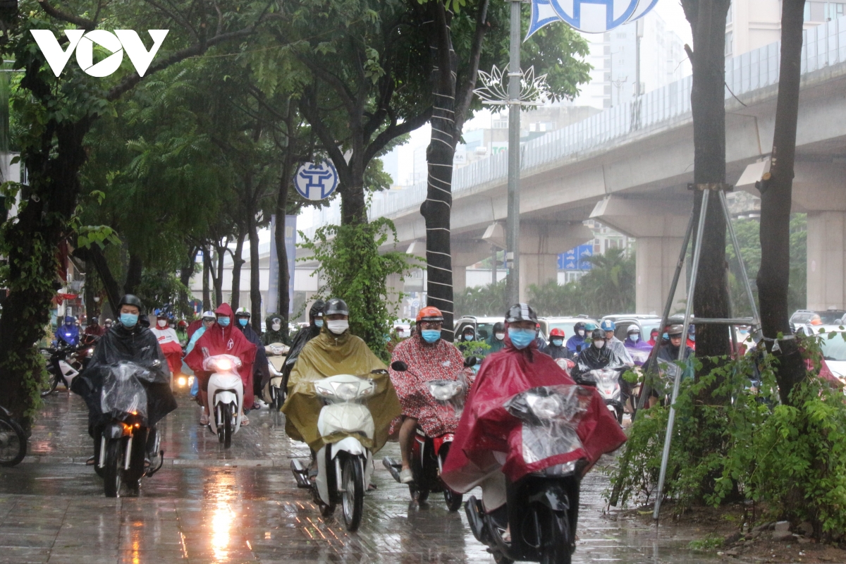 mua lon, duong pho o ha noi un tac keo dai trong sang dau tuan hinh anh 7