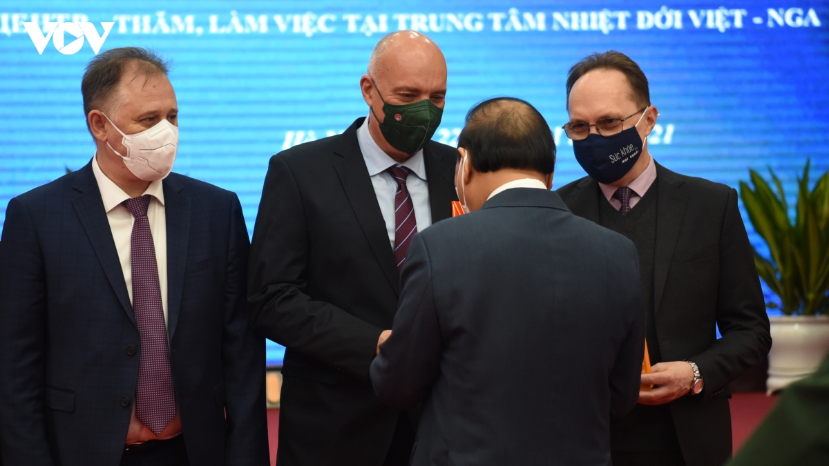 chu tich nuoc tham va lam viec tai trung tam nhiet doi viet - nga hinh anh 11