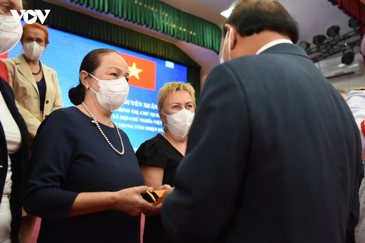 chu tich nuoc tham va lam viec tai trung tam nhiet doi viet - nga hinh anh 12