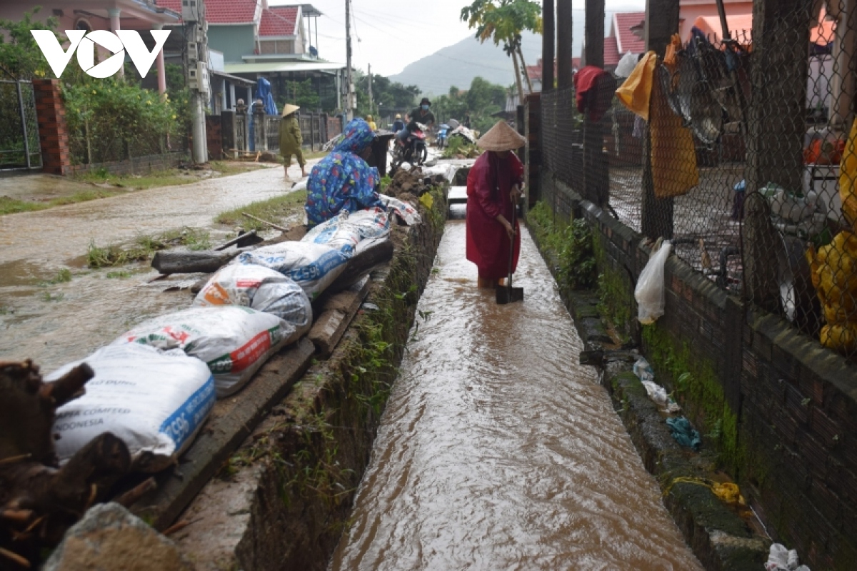 mua lu gay sat lo dat, ngap lut nhieu noi o binh Dinh hinh anh 14