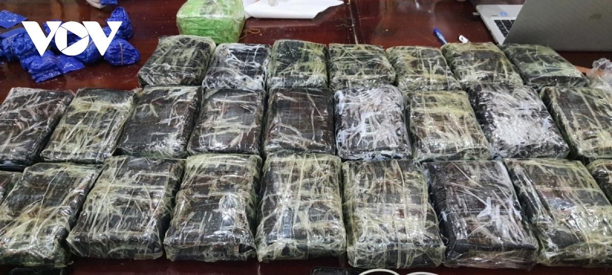 Giấu 180.000 viên ma túy trong bao tải chứa quần áo
