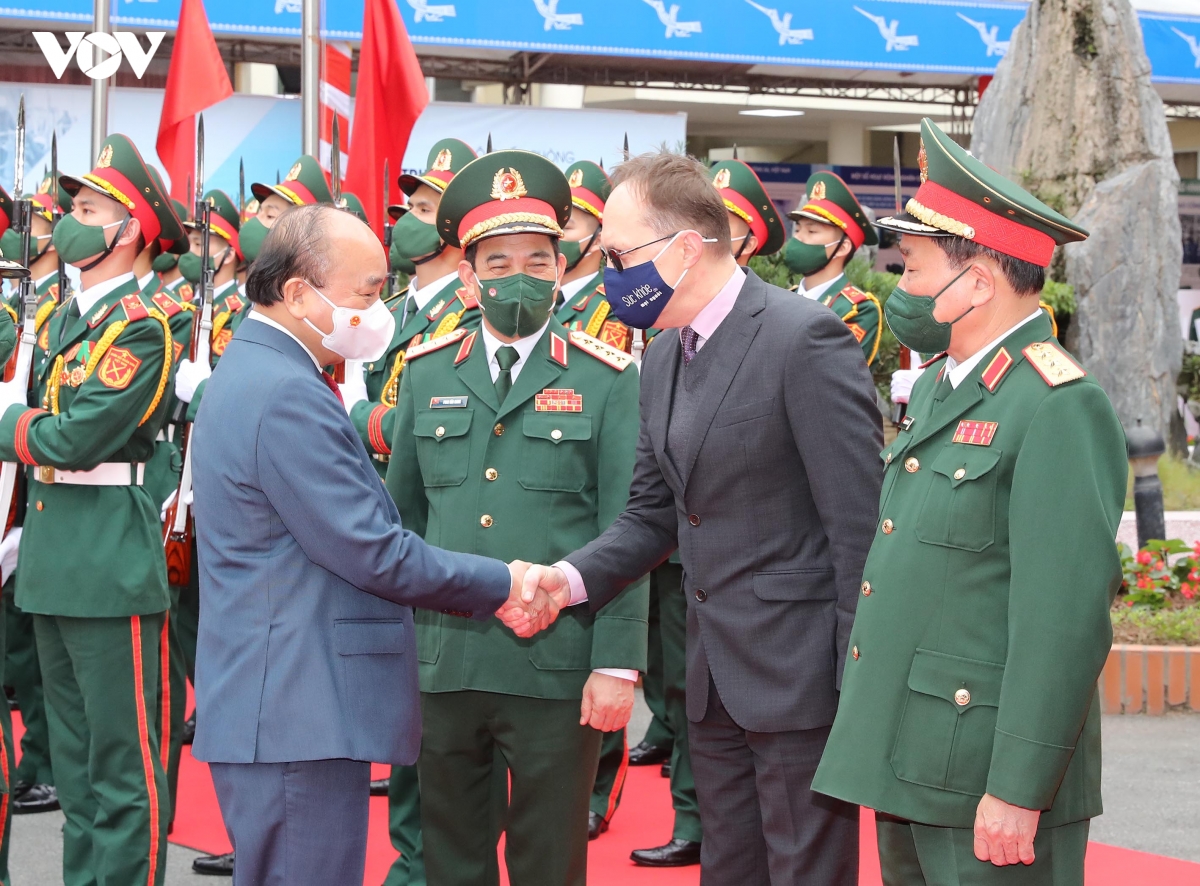 chu tich nuoc tham va lam viec tai trung tam nhiet doi viet - nga hinh anh 2