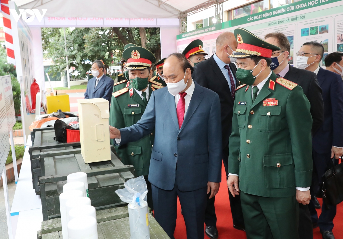 chu tich nuoc tham va lam viec tai trung tam nhiet doi viet - nga hinh anh 3