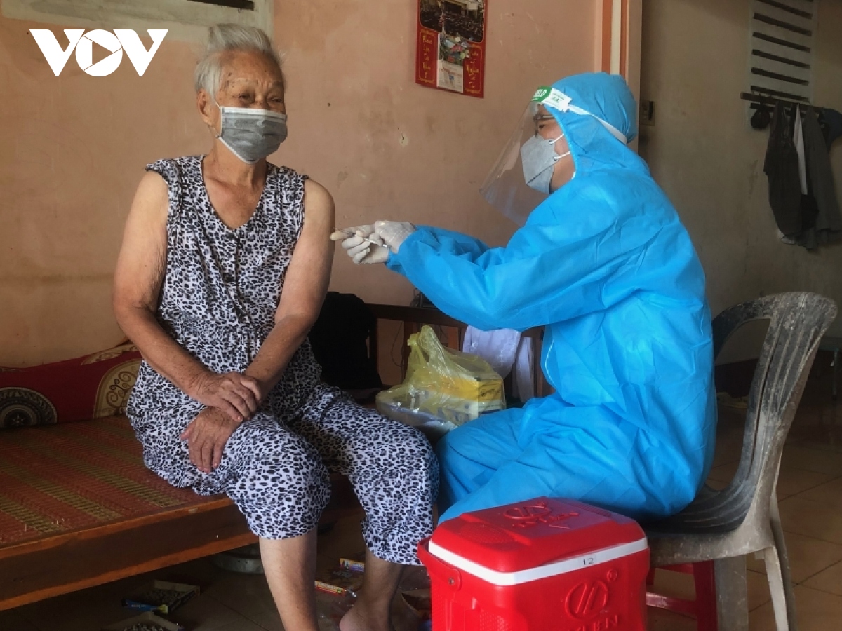 Den tan nha tiem vaccine ngua covid-19 cho nguoi dan hinh anh 3