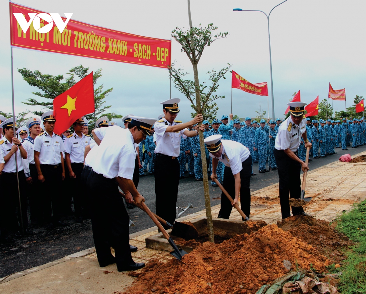 kham pha doanh trai xanh cua thuy thu tau ngam hinh anh 5