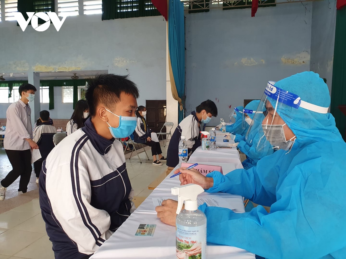 nghe an va binh thuan trien khai chien dich tiem vaccine covid-19 cho hoc sinh hinh anh 2