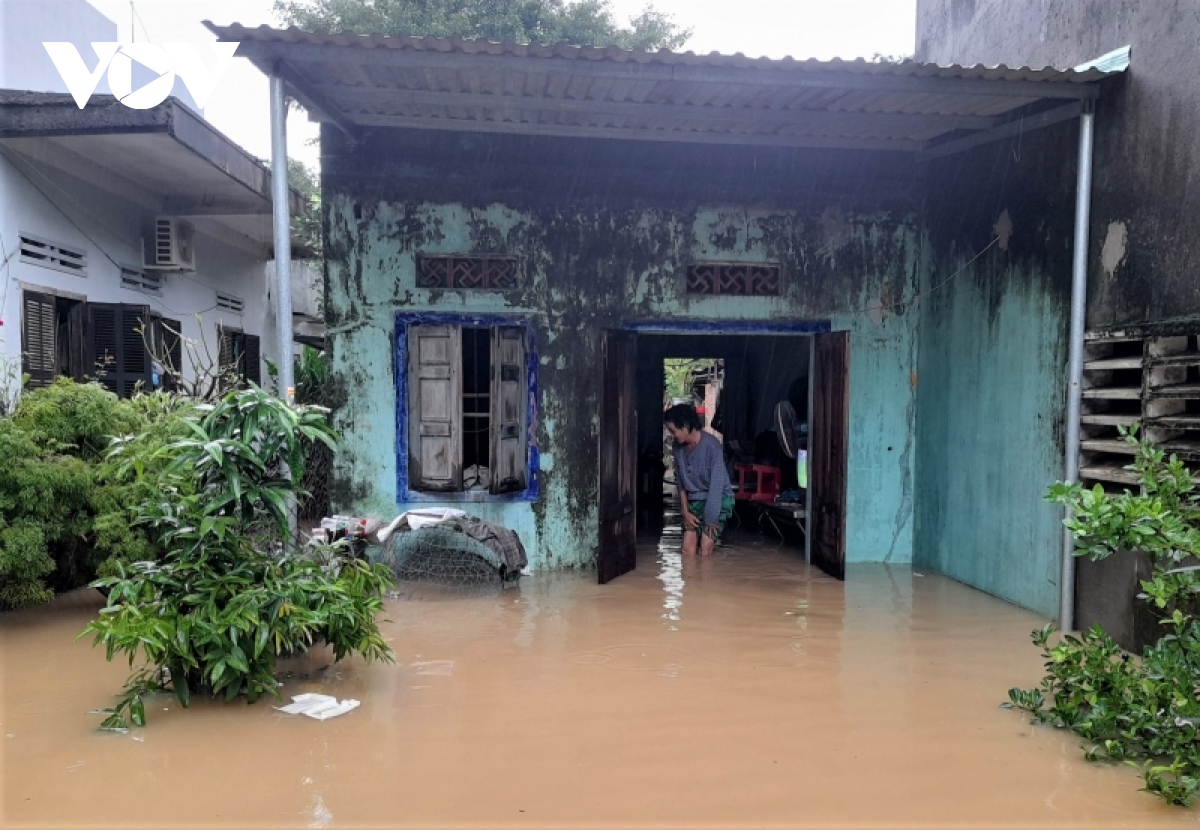 nuoc lu vay quanh, hang ngan can nha o binh Dinh ngap sau hinh anh 14