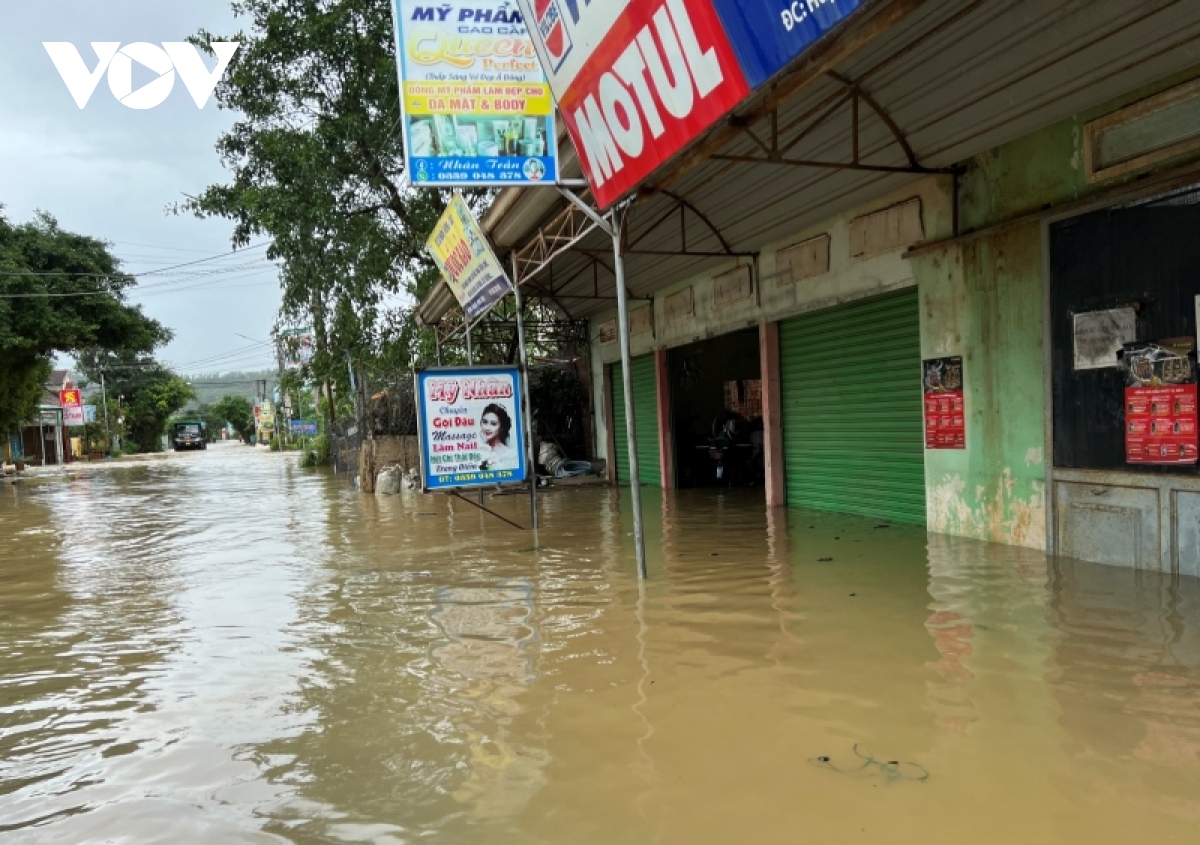 nuoc lu vay quanh, hang ngan can nha o binh Dinh ngap sau hinh anh 1