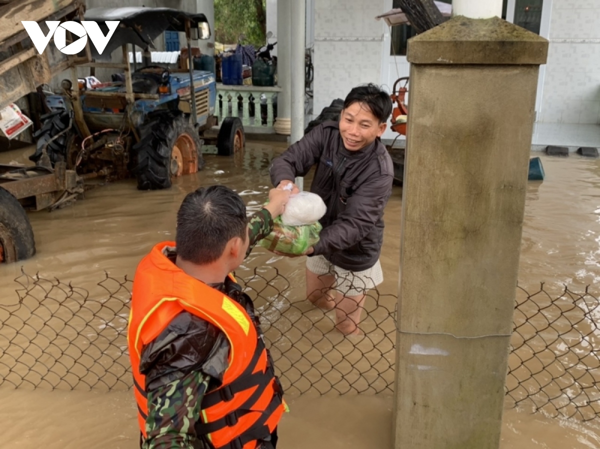 nuoc lu vay quanh, hang ngan can nha o binh Dinh ngap sau hinh anh 5