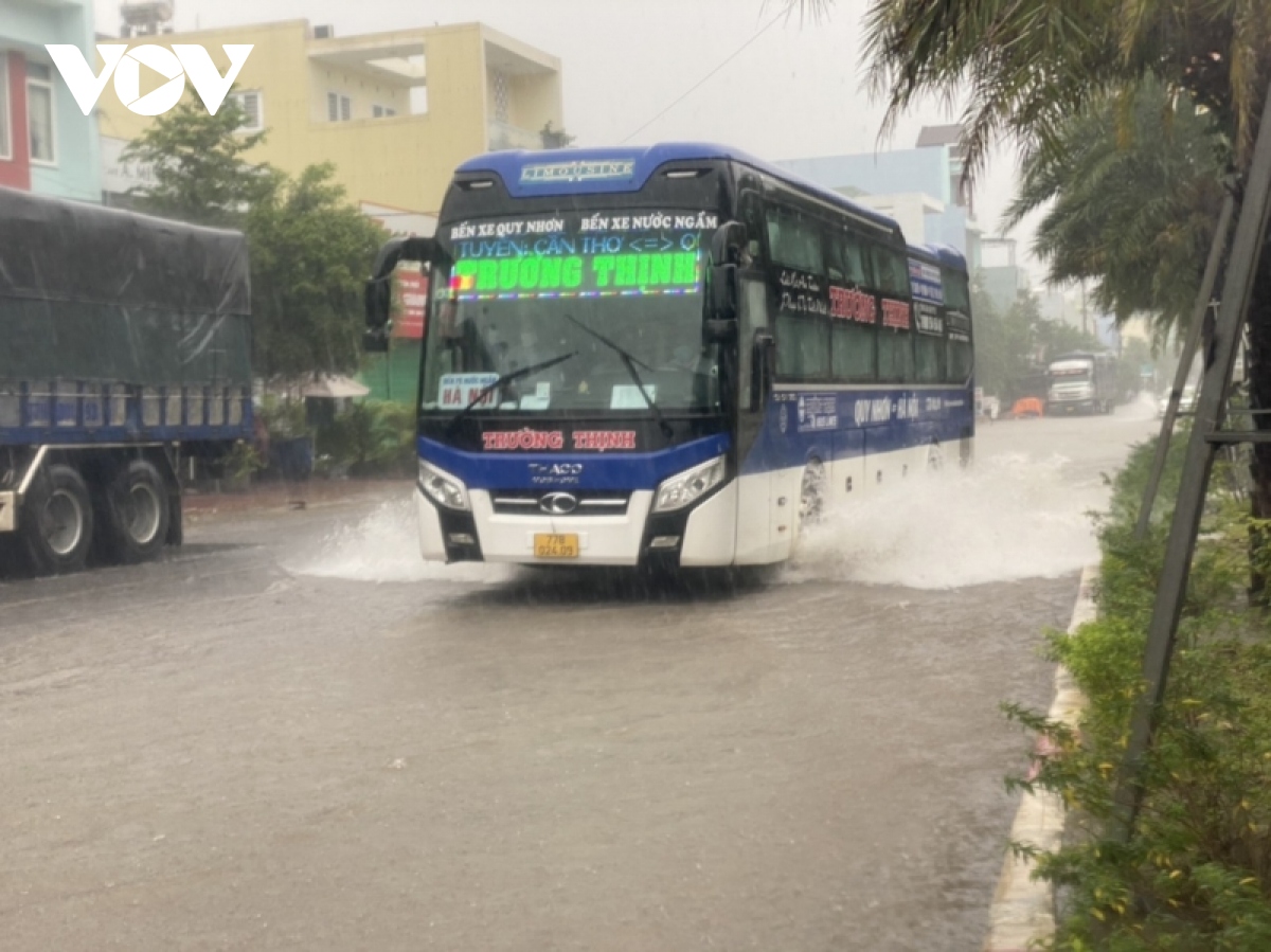 nuoc lu vay quanh, hang ngan can nha o binh Dinh ngap sau hinh anh 7