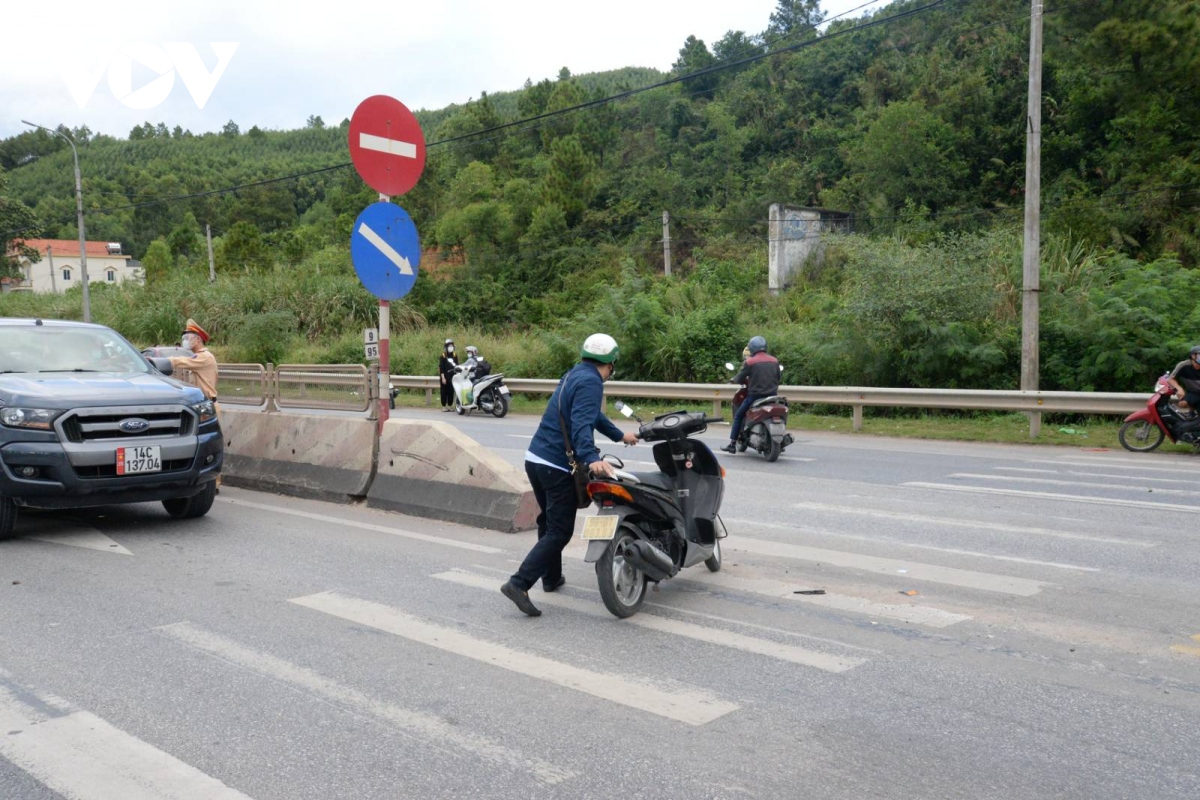 quang ninh lap chot kiem soat phuong tien di chuyen tu uong bi va Dong trieu hinh anh 3